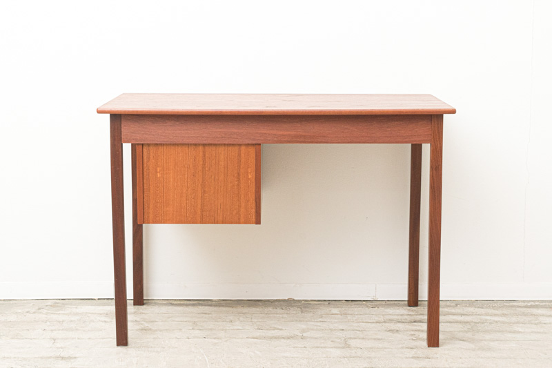 デンマークビンテージ家具 今日から営業しています。 自分のデスクからのいつもの風景。 いつもと